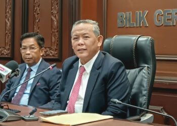 AMINUDDIN Harun pada sidang akhbar selepas mempengerusikan Mesyuarat Mingguan Exco di Wisma Negeri, Seremban hari ini. - UTUSAN/NUR SHARIEZA ISMAIL