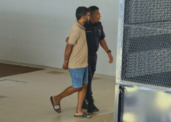 KARTHIY didakwa di Mahkamah Sesyen membunuh bapa mertuanya dalam kejadian akhir April lalu. - UTUSAN/MOHD. SHAHJEHAN MAAMIN