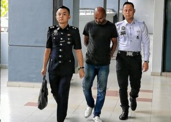 MOHAN dibawa ke Mahkamah Majistret, Seremban, Negeri Sembilan untuk didakwa atas pertuduhan memandu secara berbahaya sehingga menyebabkan kematian seorang penunggang motosikal. - UTUSAN/MOHD. SHAHJEHAN MAAMIN