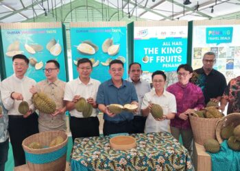 WONG Hon Wai (tengah) ketika pelancaran kempen durian di George Town, Pulau Pinang semalam.