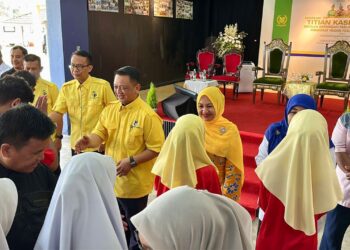 TUANKU Syed Faizuddin Putra Jamalullail (tengah) beramah mesra bersama pelajar SMK Mata Ayer, Arau, Perlis, bersempena Program Titian Kasih Mega 2025 Peringkat sekolah itu. -UTUSAN