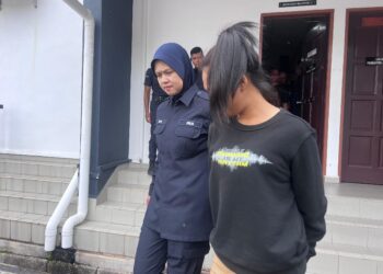 NURUL FARAH SYAFIQAH Abd. Aziz didakwa melakukan khianat dengan menyimbah cat dan menampal notis di rumah dan kereta empat individu ketika dihadapkan di Mahkamah Majistret, Batu Pahat, Johor.