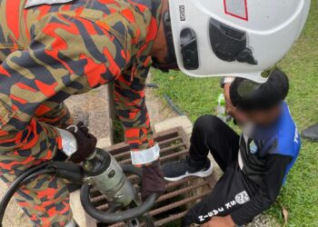 ANGGOTA bomba dari Balai Bomba dan Penyelamat (BBP) Jasin menyelamatkan seorang murid lelaki yang kakinya tersepit pada besi longkang di SK Jasin, Melaka.