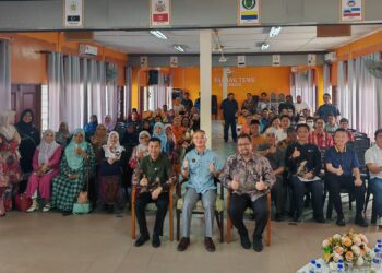 KHOO Poay Tiong (depan, tengah) bersama barisan guru pendidikan khas dari 26 buah sekolah dalam Parlimen Kota Melaka, Melaka.