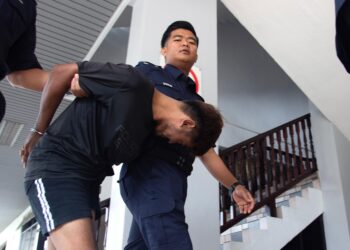 AHMAD REEZQAN Jaliludin dihadapkan ke Mahkamah Sesyen, Ayer Keroh, Melaka atas pertuduhan merompak empat wanita pada Februari dan April lalu. - UTUSAN/ARIF HAMIZAN MISKON
