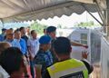 SULTAN Abdullah Ri’ayatuddin Al-Mustafa Billah Shah bersama Tengku Hassanal Ibrahim Alam Shah mendengar taklimat berkaitan kawasan penerokaan durian musang king di Hutan Simpan Sungai Klau di Raub, Pahang.
