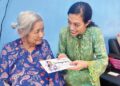 SYERLEENA Abdul Rashid berkunjung dan menghulurkan sumbangan kepada komuniti melalui inisiatif Jalinan Kasih di Rumah Pangsa Padang Tembak, baru-baru ini.