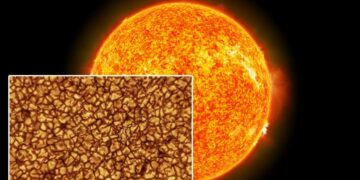 GAMBAR jarak dekat menunjukkan sejumlah bintik matahari berhampiran pusat atmosfera dalam matahari.- AGENSI