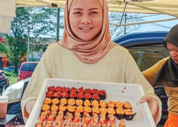 MAISARA Mustaffa mengusahakan sushi yang dihasilkan 
di rumahnya di Kampar. – UTUSAN/MEGAT LUTFI MEGAT RAHIM