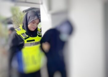 SUSPEK (tengah) semasa dibawa ke Mahkamah Bachok, Kelantan untuk mendapatkan perintah tahanan reman.