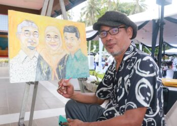 MUNIF melukis
potret Al-Sultan Abdullah, Tunku Azizah Aminah Maimunah dan Tengku Hassanal Ibrahim secara langsung di rumah Warisan Chenor, Kampung Raja baru-baru ini.