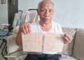 Cikgu Husain menunjukkan sijil darjah 5 dan darjah 6.