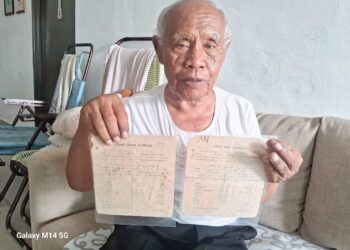 Cikgu Husain menunjukkan sijil darjah 5 dan darjah 6.