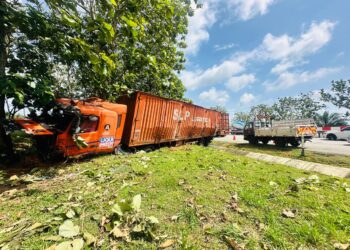 PEMANDU lori yang terbabas sehingga memasuki lorong bertentangan dan menyebarkan kematian dua beranak di Kilometer 34, Lebuhraya PLUS, di sini malam kelmarin, positif dadah.