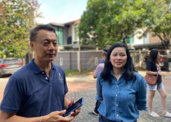WONG Lhu Yin (kanan) ketika dialog bersama penduduk di Taman Topaz, Putra Heights.