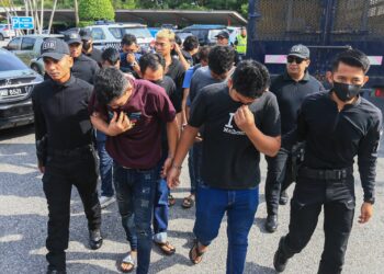 SERAMAI 12 ahli Geng Apan Sungai Petani yang dituduh mencuri kabel dibawa ke Mahkamah Majistret Marang, Terengganu. - UTUSAN/PUQTRA HAIRRY ROSLI