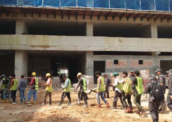SEBAHAGIAN daripada PATI yang ditahan dalam operasi dijalankan serentak di lima buah daerah seluruh negeri Johor, kelmarin.