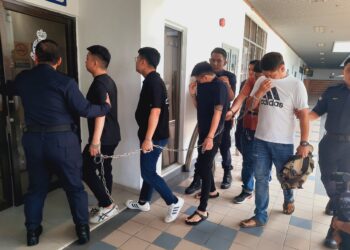 KESEMUA tertuduh dihadapkan ke Mahkamah Majistret, Ayer Keroh, Melaka atas pertuduhan memukul dua pemuda sehingga menyebabkan kecederaan.