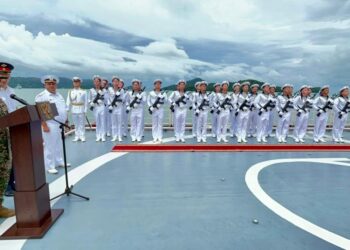 TUANKU Syed Faizuddin Putra Jamalullail (kiri) berkenan berangkat melawat kapal perang RFS Rezkiy (343) milik Rusia yang berlabuh di Resort World Langkawi (RWL) besempena LIMA’25. -UTUSAN