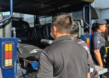 ANGGOTA polis mengusung mayat kanak-kanak lelaki yang maut selepas terperangkap dalam kebakaran di PPR Krubong, Melaka.