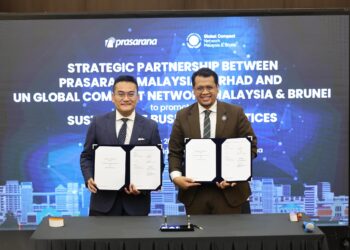 MOHD. Azharuddin Mat Sah (kiri) bersama Faroze Nadar (kanan) selepas menandatangani MoU antara kedua syarikat itu di sini, semalam. UTUSAN/AMIR KHALID
