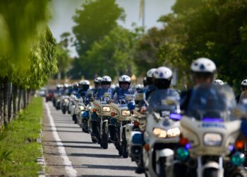 ANGGOTA trafik antara yang terlibat dalam penugasan LIMA’25 bagi memastikan kelancaran lalu lintas di Langkawi. - UTUSAN/ SHAHIR NOORDIN