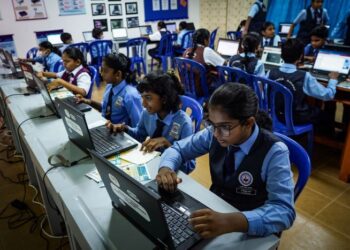 SISTEM pendidikan negara memerlukan pendekatan baharu yang menggabungkan teknologi dengan nilai.