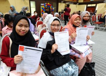 MALAYSIA perlu melahirkan lebih ramai profesional dalam pelbagai bidang dan ini hanya dapat dicapai apabila pelajar sedar akan kepentingan menyambung pelajaran .