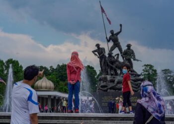 ANAK-ANAK muda mesti kembali mengenal sejarah bangsanya supaya dapat mempertahankan hak di masa akan datang.
