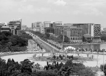 PENTADBIRAN kerajaan Malaysia tidak boleh ketinggalan dalam penggunaan blok rantai kerana menawarkan ciri kontrak pintar yang berfungsi secara automatik mengikut syarat ditetapkan.