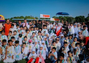 AB RAUF bersama peserta cilik Haji Kids yang lengkap berpakaian ihram dalam simulasi ibadah haji penuh simbolik di Stadium Tun Fatimah, Bukit Serindit, Melaka, hari ini. UTUSAN/AMRAN ALI