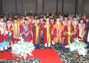 AHMAD Zahid Hamidi bergambar kenangan bersama tenaga pengajar, pelajar dan ibu bapa pada Majlis Graduasi Huffaz dan Apresiasi Kecemerlangan Ulul Albab 2025, Sekolah Menengah Imtiaz Ulul Albab Melaka di Ayer Keroh, Melaka hari ini. UTUSAN/AMRAN MULUP