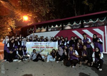 PESERTA berkumpul sebelum menjayakan  program kesukarelawanan 'Jiwa Putra KDTI@ChowKit.