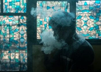 VAPE sering digambarkan sebagai alternatif  lebih selamat berbanding rokok tradisional, hakikatnya ia mengandungi bahan kimia toksik yang menyebabkan ketagihan nikotin dan boleh merosakkan paru-paru serta otak.