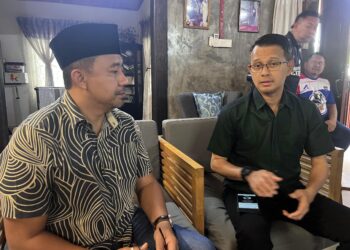 ANGGIAT TAMBUNAN NORDIN (kiri) ketika ditemui Mohd Fared Mohd Khalid di kediaman arwah ibunya di Kampung Low Piak di Taman Nira Batu Pahat hari ini.