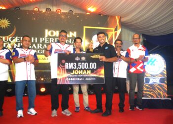 AB. RAUF Yusoh bersama pemenang APBN sempena Sambutan Hari Belia Negara Peringkat Negeri 2025 di Taman Rekreasi Bukit Serindit, Melaka. - UTUSAN/AMRAN MULUP