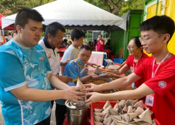 KIRA-KIRA 300 pek makanan diagihkan kepada anggota komuniti setempat setiap dua minggu sekali di Bukit Tengah, Bukit Mertajam, Pulau Pinang bermula kelmarin.