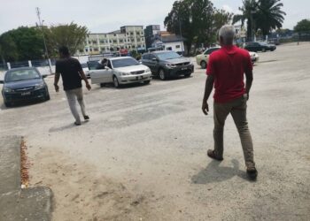 RAVI (kanan) kepada pemandu lori terlibat kemalangan dengan trak Pasukan Simpanan Persekutuan hadir di Ibu Pejabat Polis (IPD) Perak Tengah di Teluk Intan bagi menyerahkan pakaian kepada pekerjanya yang ditahan. – UTUSAN/AIN SAFRE BIDIN