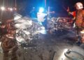 KEADAAN kereta Proton Saga dan Toyota Hilux terlibat kemalangan yang menyebabkan dua maut di Slim River. - UTUSAN/IHSAN JBPM PERAK