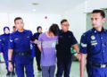 ABDUL Hafiz Mohamed Samsudin dan  Nur Farwizah Mohd. Yusof di hadapkan ke Mahkamah Majistret atas pertuduhan mencuri barang kemas, di Shah Alam, Selangor, semalam.