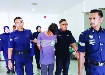 ABDUL Hafiz Mohamed Samsudin dan  Nur Farwizah Mohd. Yusof di hadapkan ke Mahkamah Majistret atas pertuduhan mencuri barang kemas, di Shah Alam, Selangor, semalam.