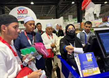 JEMAAH haji berbelanja pada Ekspo Perniagaan NUSUK-Pilgrim Gift di Mekah, Arab Saudi.