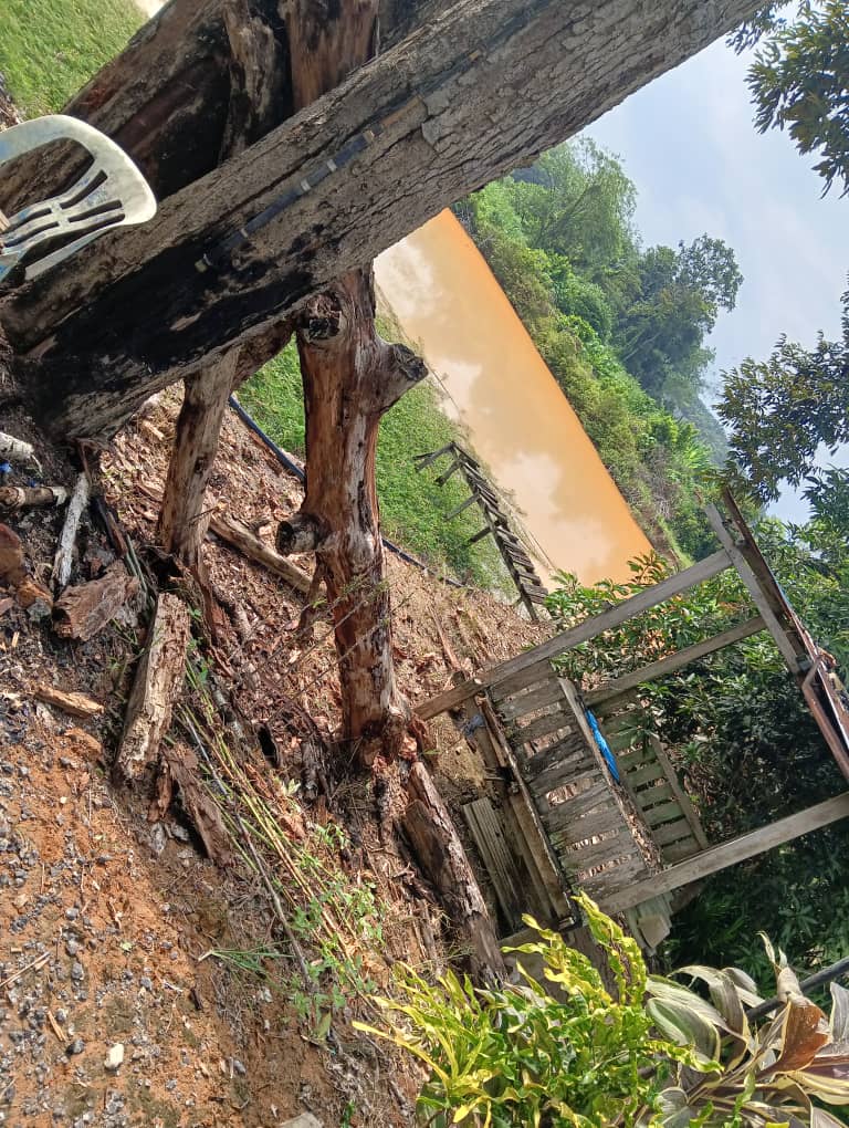Lelaki disambar petir terpelanting depan rumah