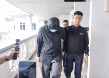AZRUL Rizad Othman diiringi anggota SPRM ketika dihadapkan ke Mahkamah Sesyen, Ayer Keroh, Melaka atas pertuduhan gagal melaporkan menerima suapan daripada seorang kontraktor projek. - UTUSAN/MUHAMMAD SHAHIZAM TAZALI