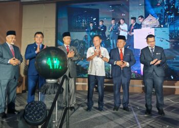 SELAMAT Paigo (tiga dari kiri) merasmikan SiPZ25 di Melaka. - UTUSAN/AMRAN ALI