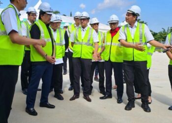 JOHARI Abdul Ghani (dua dari kiri) mendengar taklimat berkenaan Stesen Suntikan Biometena Berpusat di  Kluang.