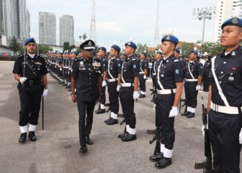 M. KUMAR membuat pemeriksaan kawalan kehormatan pada Perhimpunan Bulanan Peringkat Kontinjen Johor di IPK Johor, Johor Bahru, Johor.