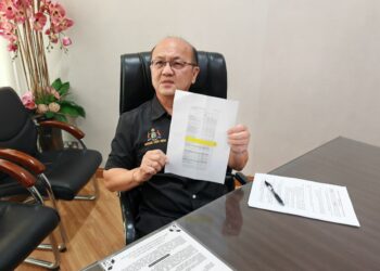 NGWE Hee Sem menunjukkan senarai prosedur yang perlu dilaksanakan sebelum projek pembinaan blok wanita dan kanak-kanak Hospital Melaka ketika ditemui di pejabatnya di Seri Negeri, Ayer Keroh, Melaka. - UTUSAN/AMRAN ALI
