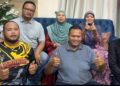 ABDULLAH Hasman (dua dari kini) bersama adik-beradik lain yang meneruskan legasi ibu bapa sebagai warga pendidik.