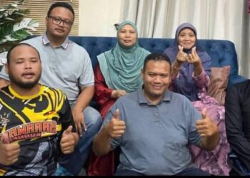 ABDULLAH Hasman (dua dari kini) bersama adik-beradik lain yang meneruskan legasi ibu bapa sebagai warga pendidik.